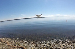 城會玩！加拿大男子成功用無人機釣到魚