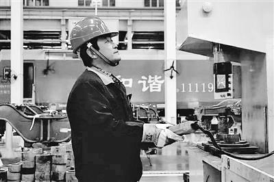 蘭州：寒夜黃河邊，他一把拉出落水大學(xué)生