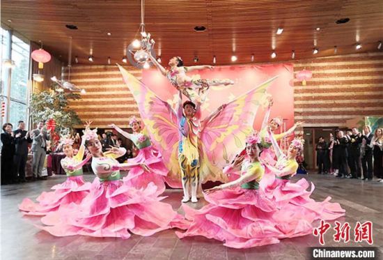 圖為雜技演員通過精湛的技藝贏得了滿堂喝彩?！「拭C省文化和旅游廳網(wǎng)站 攝