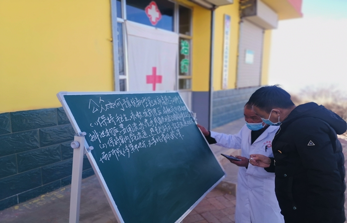 市紀委監(jiān)委駐村幫扶干部馬維高在村衛(wèi)生室宣傳疫情防控知識。.jpg