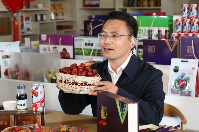 “縣長直播天團(tuán)”唱響“甘貨春之聲”，售出近30種甘貨1萬余件 開進(jìn)直播間的網(wǎng)絡(luò)扶貧博覽會(huì)，受百萬網(wǎng)友點(diǎn)贊 