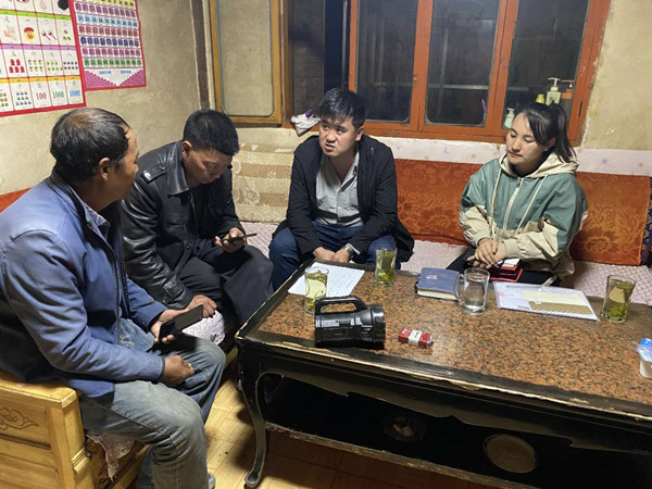 圖為木耳鎮(zhèn)紀(jì)檢干事盧建民（左三）連夜在多壩村多壩組奚連德家中了解受災(zāi)情況，排查安全隱患，并宣傳發(fā)生次生災(zāi)害的相關(guān)知識。_副本.jpg