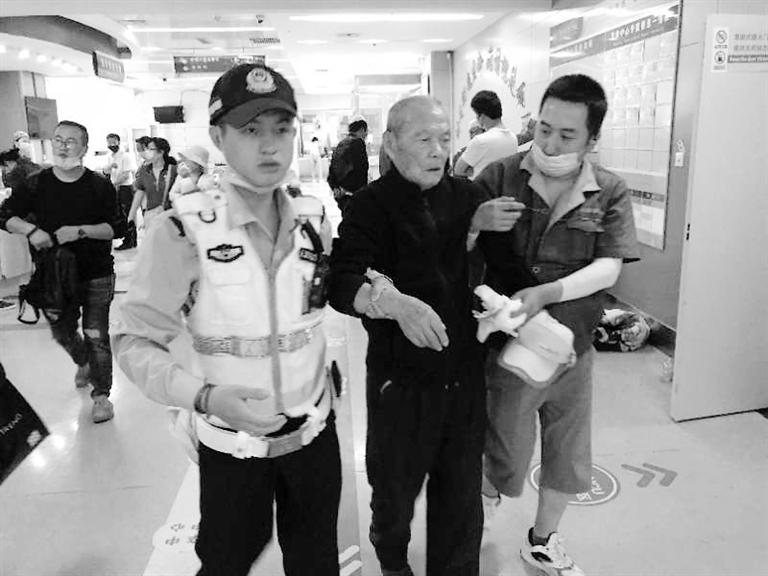 蘭州街頭最美的一次逆行！耄耋老人摔倒街頭 交警的哥合力救助3分鐘