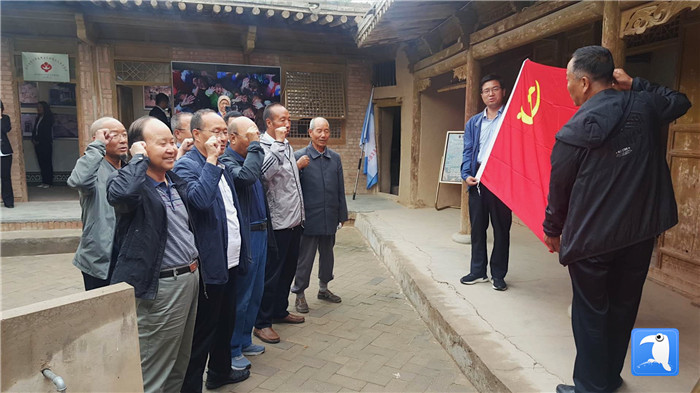 7月1日，臨夏州紀(jì)委監(jiān)委機(jī)關(guān)黨總支組織退休黨支部部分黨員前往東鄉(xiāng)縣布楞溝村史館，開展主題黨日活動(dòng)。_副本.jpg