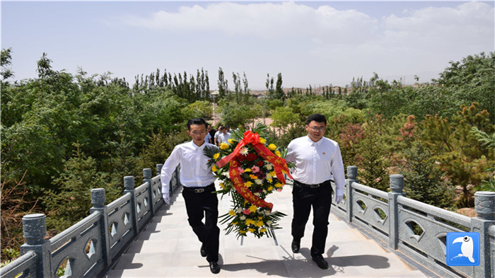 七一”前夕，白銀市紀(jì)委監(jiān)委機(jī)關(guān)黨委組織黨員來到紅軍西路軍景泰烈士陵園開展主題黨日活動(dòng)。 朱鵬拍攝_副本.jpg
