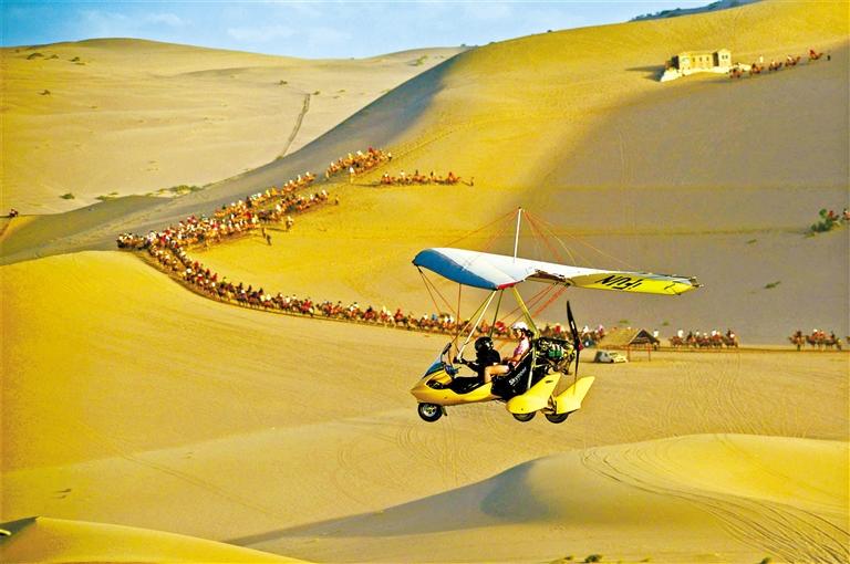 甘肅旅游丨翱翔鳴沙山 鳥(niǎo)瞰月牙泉