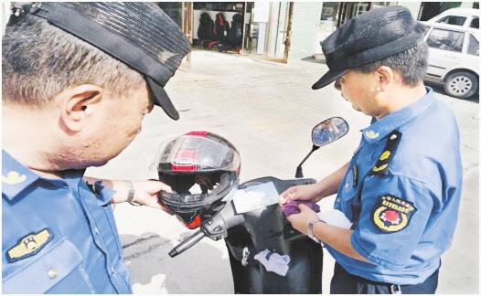 蘭州城關(guān)區(qū)整治非機(jī)動(dòng)車亂停放 溫馨提示卡將告知你“違規(guī)了”