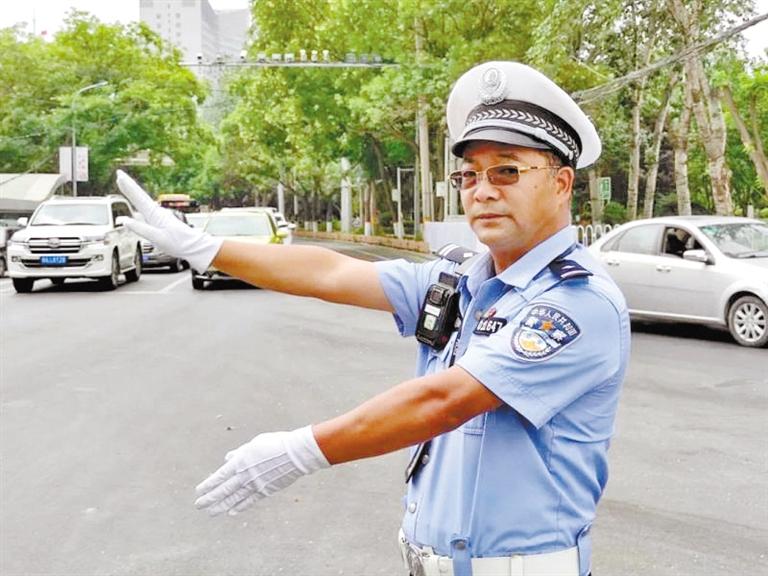 蘭州城關(guān)區(qū)交警大隊(duì)一線老交警馬驍：俯首甘為“老黃?！?>
        </a><em>蘭州城關(guān)區(qū)交警大隊(duì)一線老交警馬驍：俯首甘為“老黃?！?/em></li>
    <li><a  target=