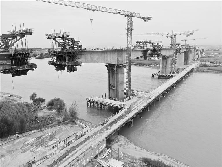 新建中蘭客專(zhuān)靖遠(yuǎn)黃河特大橋主橋合龍倒計(jì)時(shí)