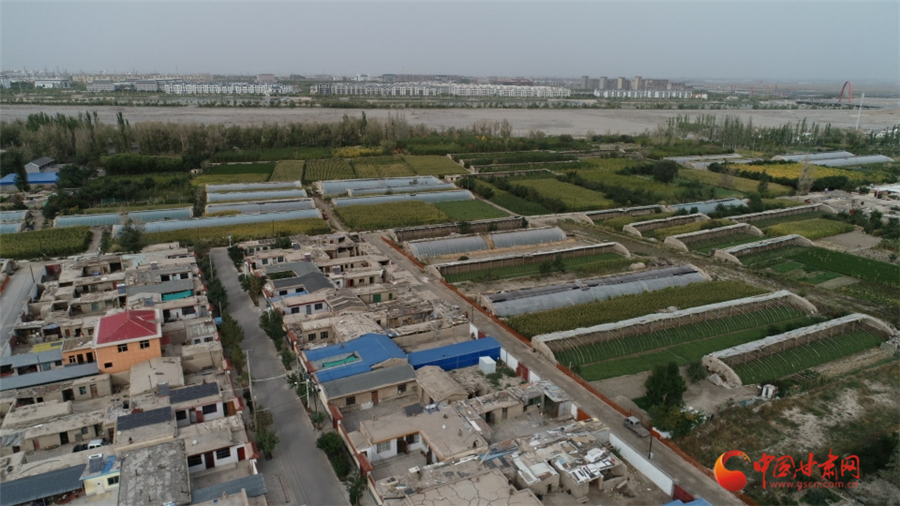 【直擊嘉峪關(guān)變遷】長(zhǎng)城腳下村落靚 美景引得游客來(lái)