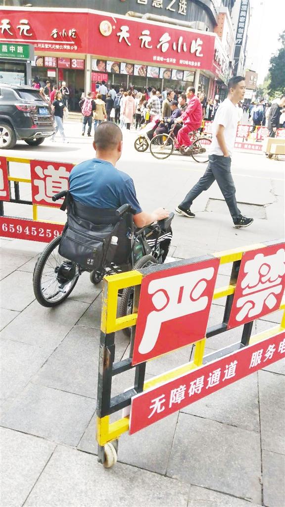 設(shè)置隔離保無(wú)障礙通道暢通張掖路步行街精細(xì)化管理更貼心