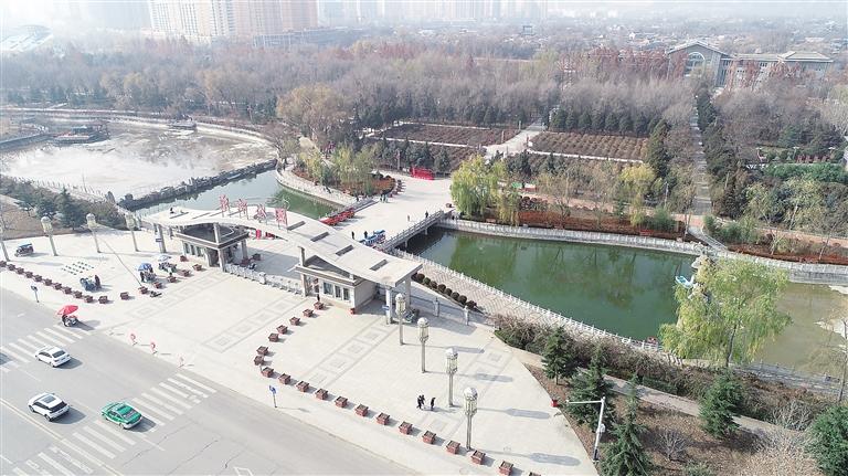 　初冬時(shí)節(jié)，臨夏市東郊公園里,楓樹、松柏、云杉等樹木色彩斑斕