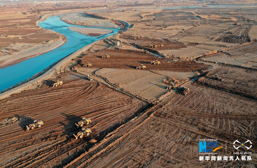 【“飛閱”中國(guó)】甘肅張掖：萬畝高標(biāo)準(zhǔn)農(nóng)田建設(shè)酣