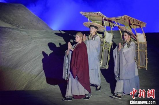 圖為演出現(xiàn)場(chǎng)，該劇獨(dú)創(chuàng)360度旋轉(zhuǎn)并前后移動(dòng)觀眾席，顛覆傳統(tǒng)劇場(chǎng)舞臺(tái)表演模式?！⊥醣筱y 攝