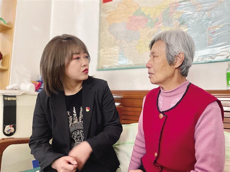 敦煌路街道任家莊街東社區(qū)黨委書(shū)記、居委會(huì)主任譚莉：我們必須成為老百姓?qǐng)?jiān)強(qiáng)的后盾