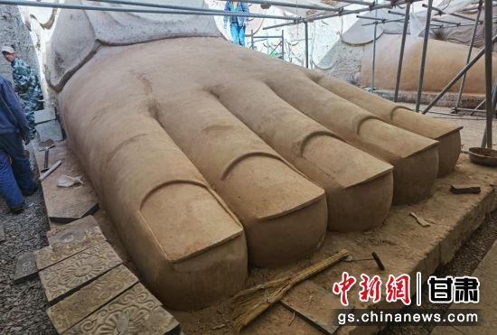 圖為中國“石窟鼻祖”天梯山石窟第13窟大佛足部與局部危巖體搶救性保護(hù)項(xiàng)目施工現(xiàn)場(chǎng)。陳曉斌 攝
