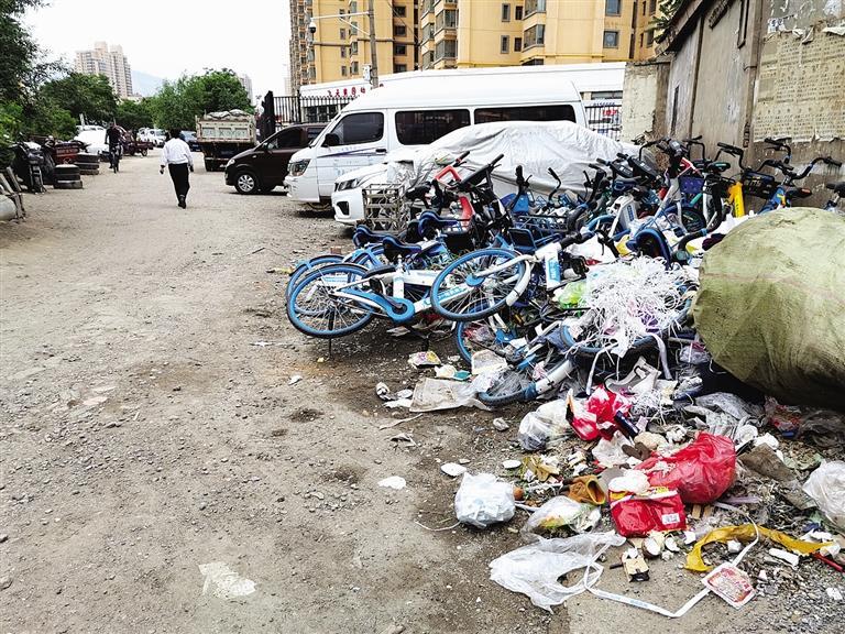 百米土路臟亂差，誰來管？經(jīng)記者協(xié)調(diào)，社區(qū)組織志愿者進(jìn)行了清理