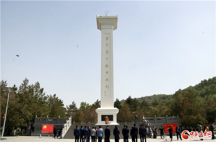 全國(guó)人社服務(wù)標(biāo)兵赴南梁開展主題黨日活動(dòng)