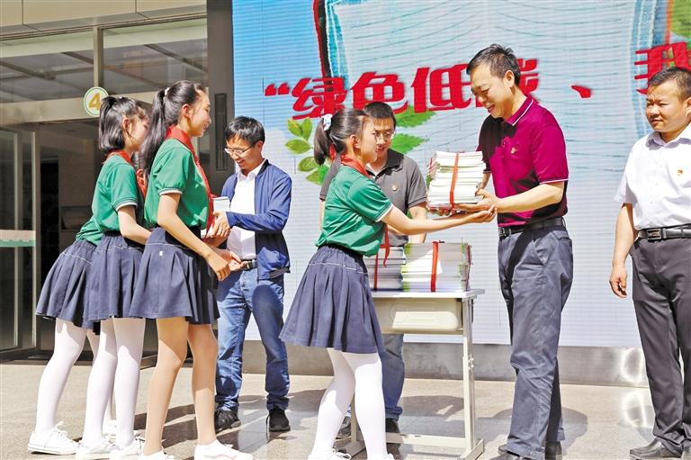 甘肅省生態(tài)環(huán)境廳開(kāi)展送書(shū)進(jìn)?；顒?dòng)