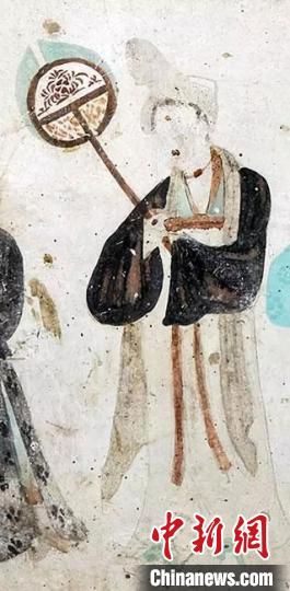 “一把小扇在手，笑對(duì)仲夏酷暑?！眻D為莫高窟第468窟《執(zhí)團(tuán)扇女供養(yǎng)人》(中唐)?！《鼗脱芯吭汗﹫D