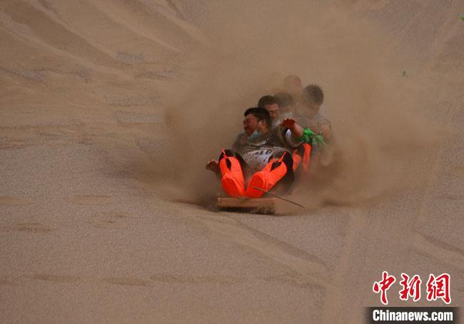 6月13日，敦煌鳴沙山月牙泉景區(qū)舉辦滑沙比賽?！●T豆 攝
