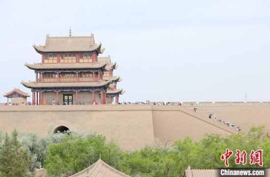 歷經(jīng)數(shù)十載保護(hù)修繕的古老關(guān)城得以延年益壽，成為了海內(nèi)外游客“絲路游”的必經(jīng)打卡地。　高展 攝