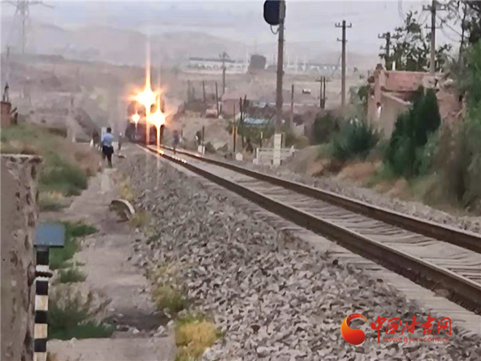 驚險！火車來臨小男孩鐵路上玩耍 蘭鐵民警飛奔將其救下