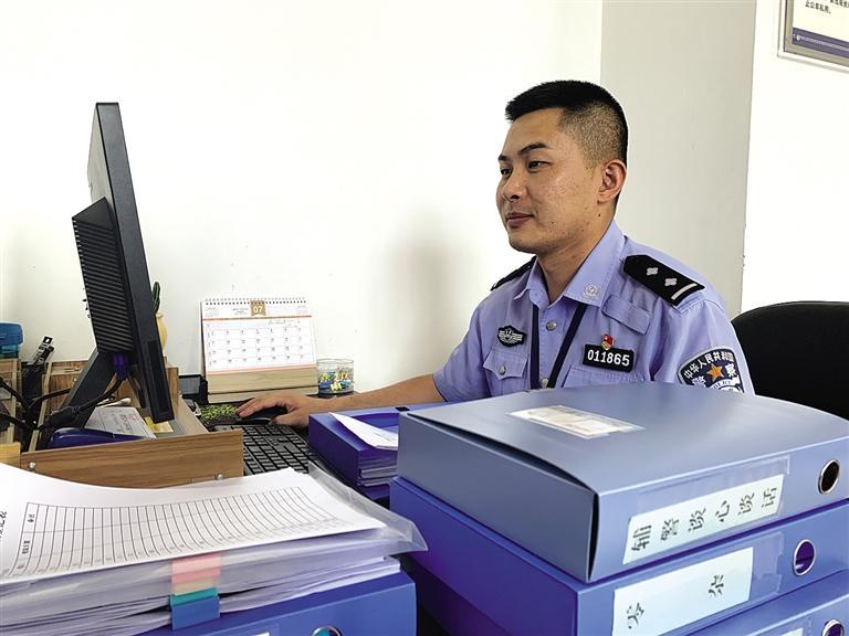 “身為黨員，就應(yīng)該第一個(gè)往前沖”