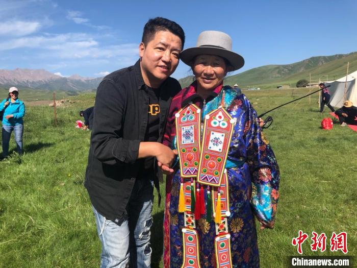 圖為拍攝紀(jì)錄片《西茂的婚禮》期間，張輝剛(左)與裕固族老人合影留念。(資料圖) 張輝剛供圖