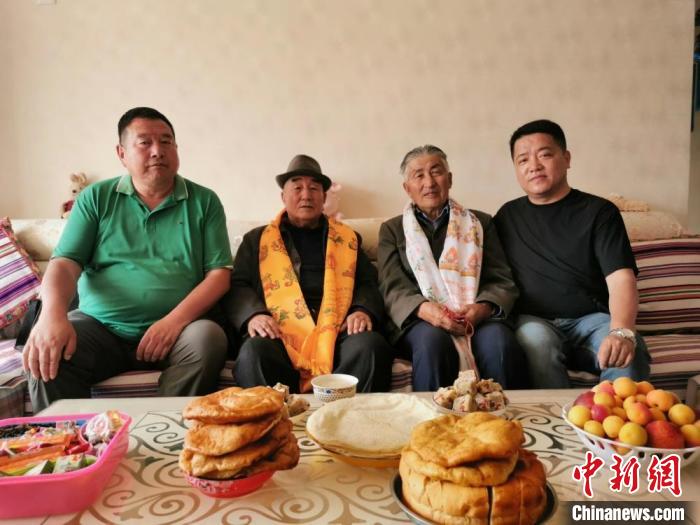 圖為張輝剛(右一)拜訪甘肅肅南縣裕固族德高望重的老人。(資料圖) 張輝剛供圖