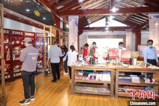 圖為甘肅“一會一節(jié)”期間，位于敦煌的天水市展館中，民眾觀賞文創(chuàng)產(chǎn)品。　甘肅省文化和旅游廳供圖