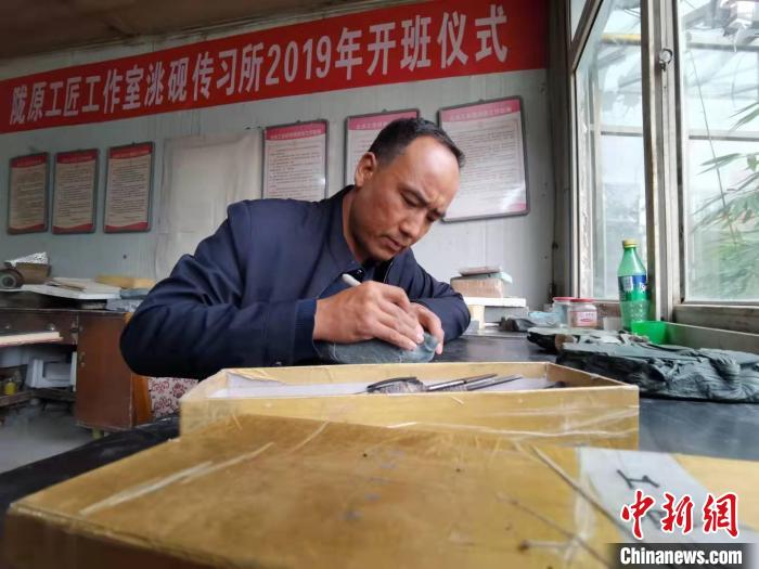 甘肅卓尼洮硯融合文化提升內(nèi)涵：不只一硯一銘，還要一盒一拓