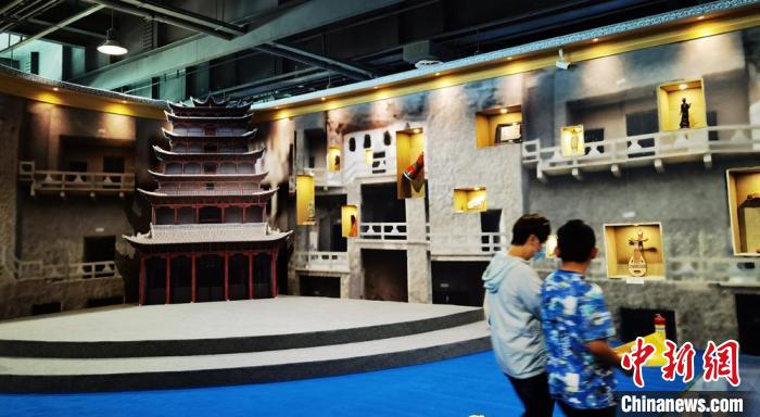 該展覽還借助科技手段，復(fù)原“藏經(jīng)洞”場(chǎng)景，將莫高窟“搬進(jìn)”展廳?！《∷?攝