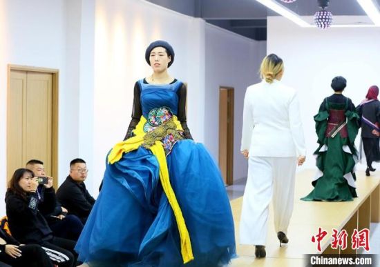 東鄉(xiāng)繡娘在T臺走秀?！「哒?攝