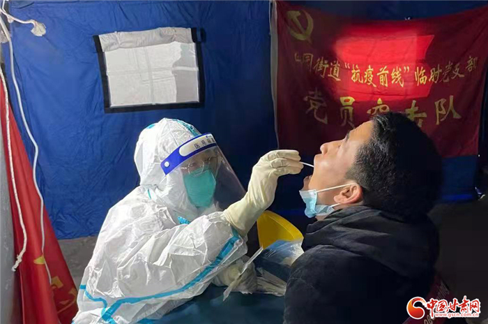 蘭大一院300醫(yī)護人員支援社區(qū)核酸采集 市民用手機燈光表達謝意