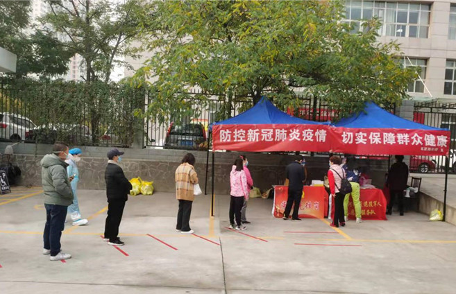 城關(guān)區(qū)紀委監(jiān)委各監(jiān)督檢查組督促各街道核酸檢測點落實“一米線”制度。.jpg