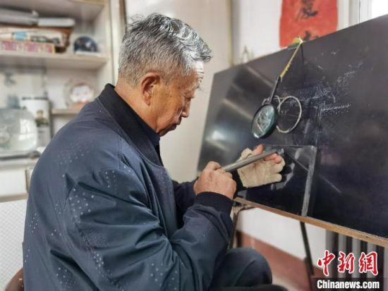 圖為陶世清在創(chuàng)作中?！钅?攝