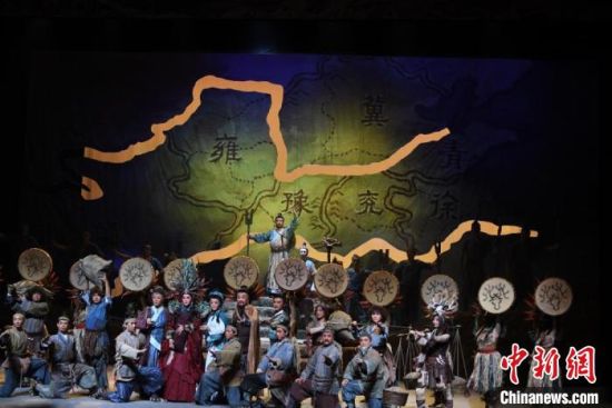 作為隴劇“梅花”，雷通霞在《大禹治水》中甘當(dāng)“綠葉”，該劇推出后，反響十分熱烈。(資料圖) 楊艷敏 攝