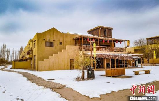 雪落敦煌月牙泉小鎮(zhèn)?！⊥醣筱y 攝