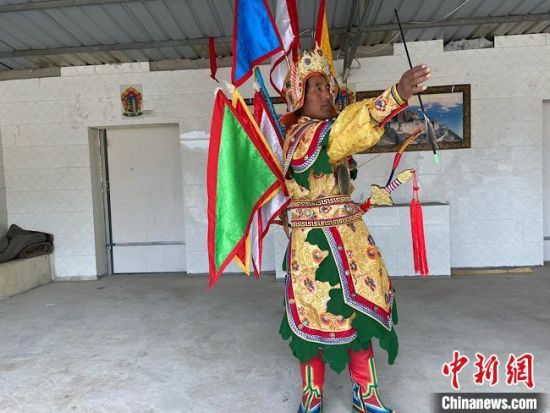 圖為完代才讓在外木村戲臺出演?！∷巫雨?攝