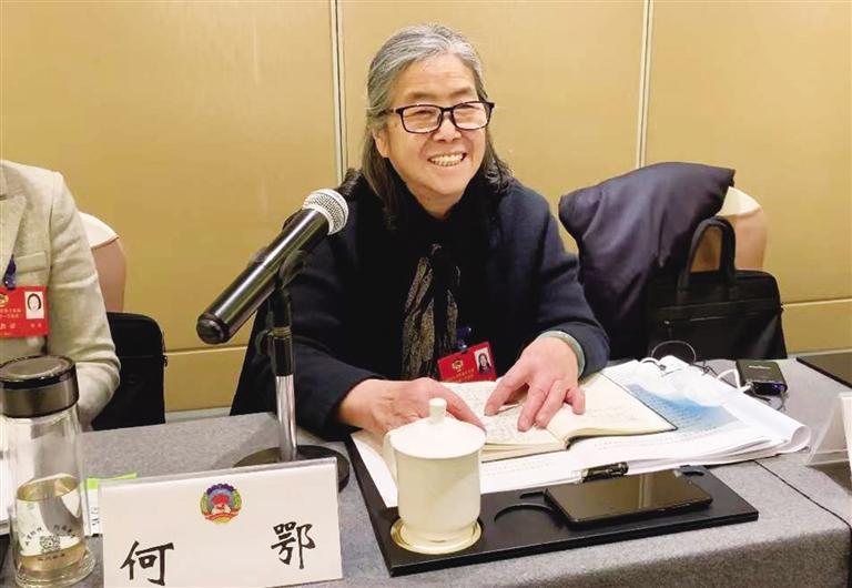 【委員風(fēng)采】“明星委員”何鄂的三個“幸?！?>
        </a><em>【委員風(fēng)采】“明星委員”何鄂的三個“幸福”</em></li>
    <li><a  target=