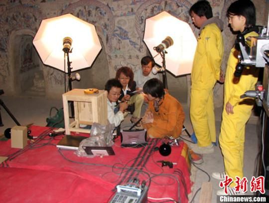 敦煌研究院與日本東京文化財研究所合作進行第285窟多光譜無損調查工作現(xiàn)場。中新社發(fā) 婁婕 供圖