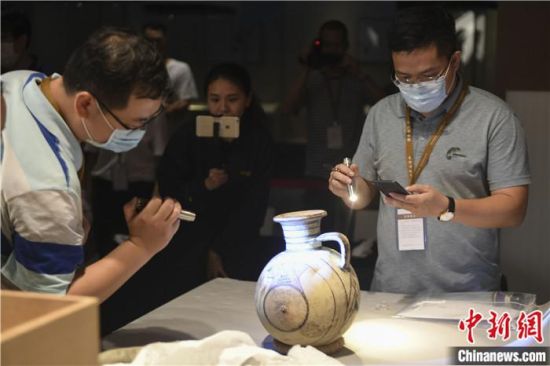 2020年6月，在長沙博物館舉行“從地中海到中國：絲路寶藏——平山郁夫絲綢之路美術館藏文物展”前，專家開箱鑒定文物。中新社記者 楊華峰 攝