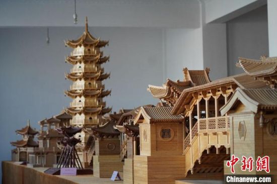 圖為古建筑模型制作技藝傳習(xí)所展廳內(nèi)的微縮古建筑作品?！【琶赖┰?　攝