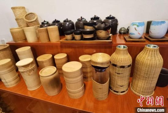 圖為展陳的一件件精致可愛的竹編農(nóng)具工藝品。　馮志軍 攝