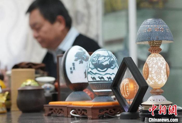 圖為吳義澤完成的蛋雕作品。　九美丹增 攝