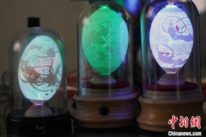 圖為以敦煌飛天為元素的蛋雕作品。　九美丹增 攝