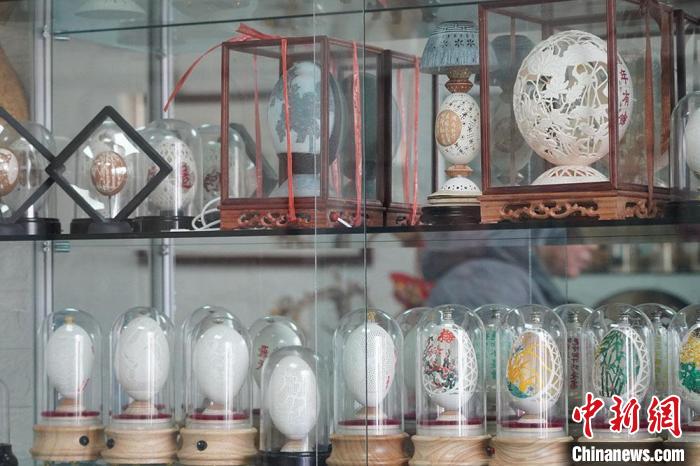 圖為吳義澤收藏柜內(nèi)的蛋雕作品?！【琶赖ぴ?攝
