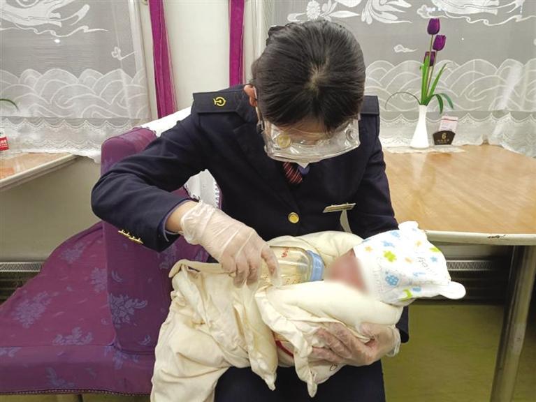 慌亂“父母”露馬腳 乘務(wù)員察覺(jué)異樣公安部門(mén)列車上救下一名被拐賣嬰兒