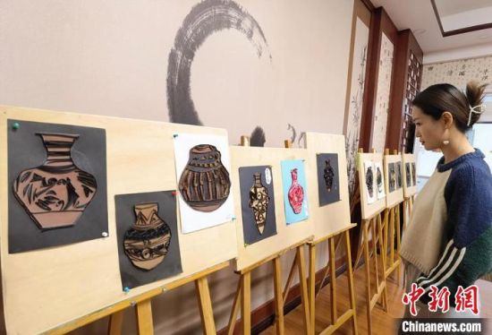 圖為學(xué)生用衍紙材料制作的彩陶紋飾。　劉玉桃 攝